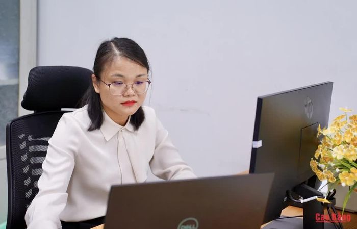 Đồng chí Mã Thị Hồng Chuyên, chuyên viên Phòng Tổ chức đảng, đảng viên, Ban Tổ chức Tỉnh ủy chủ động ứng dụng công nghệ thông tin, nâng cao hiệu quả công tác tham mưu.