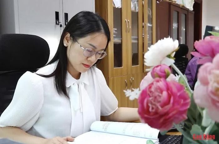 Đồng chí Triệu Thị Thương, chuyên viên Phòng Bảo vệ chính trị nội bộ, Ban Tổ chức Tỉnh ủy chủ động nghiên cứu, cập nhật các quy định mới để vận dụng vào thực tiễn công tác tham mưu.