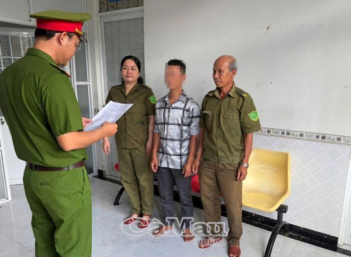 Cán bộ Công an xã Trí Phải tống đạt các quyết định tố tụng đối với bị can V.V.V.