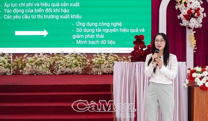 Bà Nguyễn Huỳnh Thảo Nguyên, đại diện Tổ chức Cải thiện xã hội và Chuyển đổi phát triển bền vững châu Á tại Việt Nam (ASSIST), chia sẻ về các hoạt động hỗ trợ thúc đẩy kinh tế tuần hoàn và chuyển đổi xanh trong ngành tôm tại ĐBSCL.