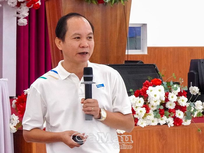 Ông Nguyễn Bá Thông, đại diện Tổ chức Rikolto International, giới thiệu dự án thúc đẩy kinh tế tuần hoàn liên ngành tôm, lúa và cà phê tại ĐBSCL và Tây Nguyên.