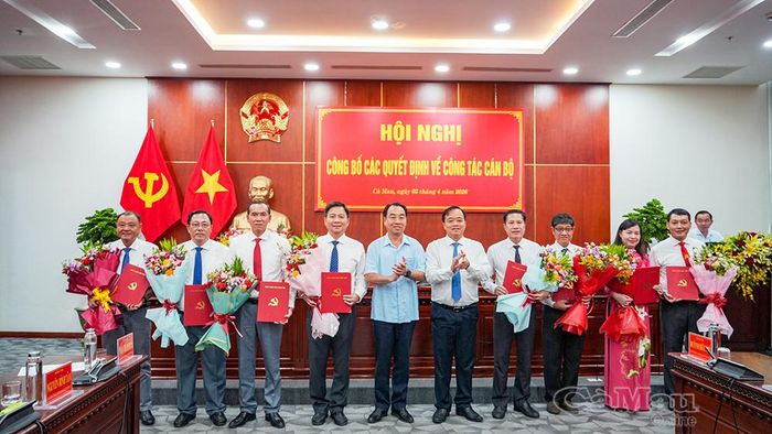 Đồng chí Huỳnh Quốc Việt, Phó Bí thư Tỉnh uỷ và đồng chí Lữ Quang Ngời, Phó Bí thư Tỉnh uỷ, Chủ tịch UBND tỉnh, trao các quyết định của Tỉnh uỷ và tặng hoa các đồng chí được điều động, bổ nhiệm, vào tháng 4/2026 (Ảnh: TRẦN CHUYỂN)