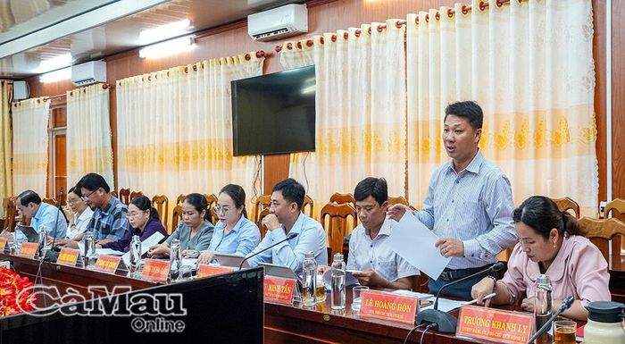 Ông Lê Hoàng Hôn, Phó Chủ tịch UBND xã Đầm Dơi, báo cáo với đoàn giám sát về thực trạng cơ sở vật chất, kết quả tổ chức hoạt động và nhu cầu đầu tư các thiết chế văn hoá, thể thao.