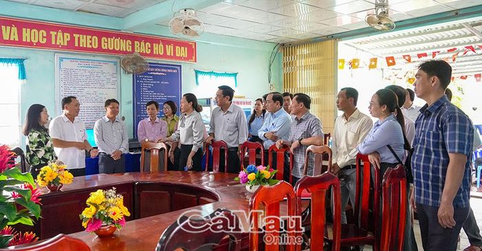 Đoàn công tác khảo sát thực tế tại Nhà văn hoá ấp Tân Trung, tìm hiểu hiện trạng cơ sở vật chất và điều kiện tổ chức các hoạt động sinh hoạt cộng đồng.
