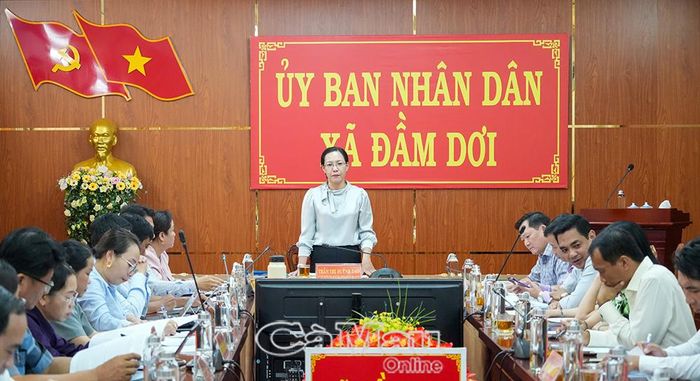  Trưởng Ban Văn hoá - Xã hội, HĐND tỉnh Cà Mau Trần Thị Huỳnh Dao, phát biểu tại buổi làm việc, đề nghị địa phương rà soát nhu cầu đầu tư, nâng cấp và nâng cao hiệu quả khai thác các thiết chế văn hoá, thể thao.