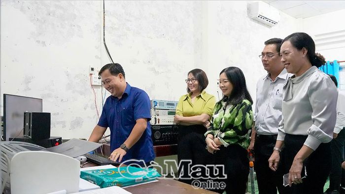  Đoàn công tác khảo sát khu vực kỹ thuật tại Trung tâm Công ích xã Đầm Dơi, đánh giá điều kiện cơ sở vật chất phục vụ hoạt động thông tin, truyền thông tại địa phương.