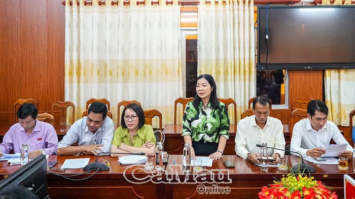  Nhà báo Cao Xuân Thu Ngọc, Phó Giám đốc Báo và phát thanh, truyền hình Cà Mau, trao đổi về công tác thông tin, tuyên truyền, góp phần nâng cao hiệu quả hoạt động văn hoá, thể thao và đời sống tinh thần của người dân địa phương.