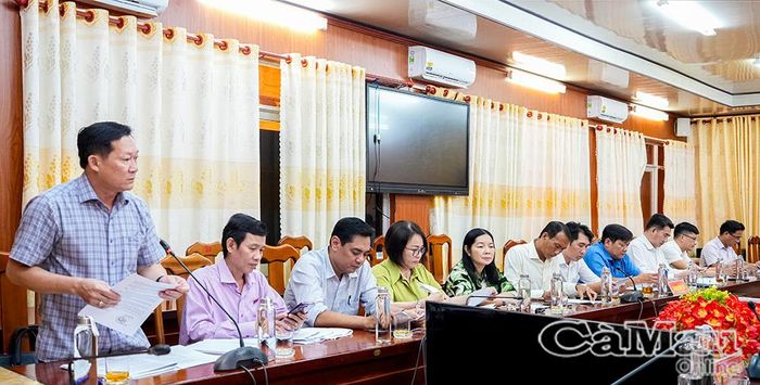 Ông Đỗ Hoà Hợp, Phó Trưởng ban Văn hoá - Xã hội, HĐND tỉnh Cà Mau, trao đổi về việc phát triển phong trào thể dục, thể thao, đáp ứng nhu cầu rèn luyện sức khoẻ của người dân xã Đầm Dơi trong thời gian tới.
