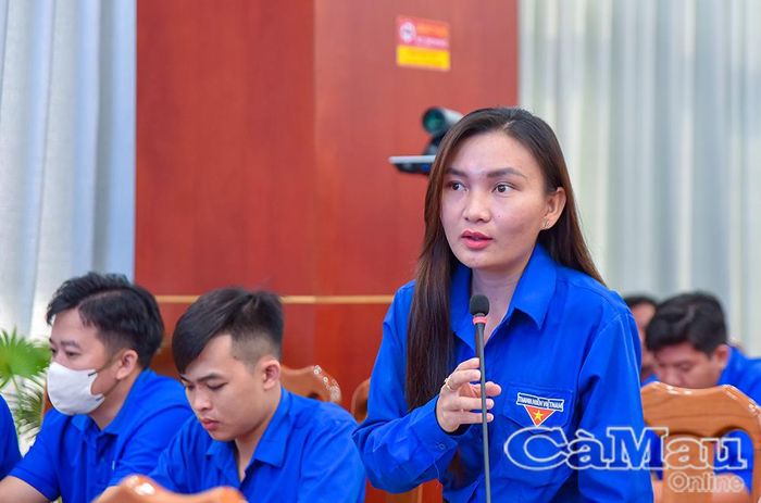 Chị Trịnh Băng Băng, Bí thư Chi đoàn Khóm 5, phường An Xuyên, đặt vấn đề về chiến lược thu hút đầu tư nước ngoài vào lĩnh vực công nghệ cao.
