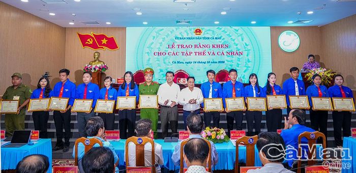  Đồng chí Bùi Tấn Bảy, Uỷ viên Ban Thường vụ Tỉnh uỷ, Phó Chủ tịch HĐND tỉnh, và Giám đốc Sở Nội vụ Nguyễn Minh Nhứt, trao Bằng khen cho các cá nhân.