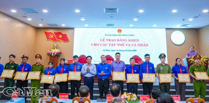  Dịp này, 10 tập thể và 30 cá nhân được nhận Bằng khen của Chủ tịch UBND tỉnh vì có thành tích tiêu biểu, xuất sắc.