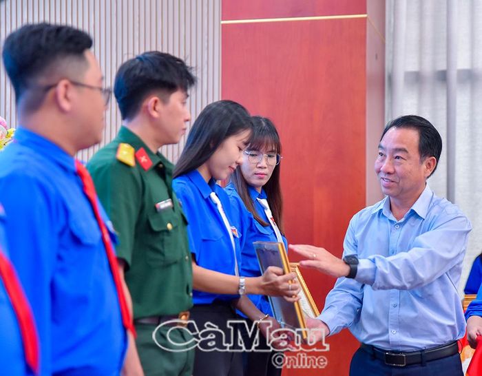 Chủ tịch UBND tỉnh Lữ Quang Ngời trao Bằng khen cho các tập thể, cá nhân có thành tích tiêu biểu, xuất sắc trên nhiều lĩnh vực.