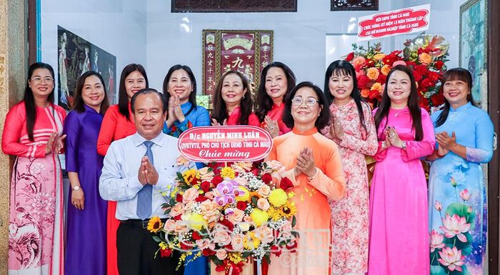 Đồng chí Nguyễn Minh Luân, Uỷ viên Ban Thường vụ Tỉnh uỷ, Phó Chủ tịch UBND tỉnh Cà Mau, tặng hoa chúc mừng Câu lạc bộ Nữ doanh nghiệp tỉnh nhân kỷ niệm 13 năm thành lập và kỷ niệm Ngày Phụ nữ Việt Nam 20/10.