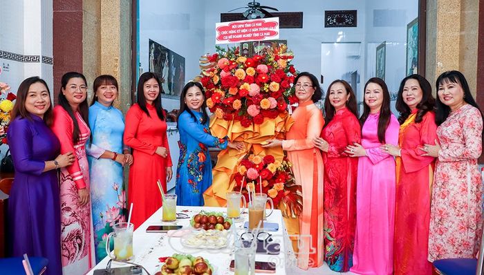 Bà Lê Thị Ngọc Linh (thứ năm từ trái sang), Phó Chủ tịch Uỷ ban MTTQ Việt Nam tỉnh Cà Mau, Chủ tịch Hội Liên hiệp Phụ nữ tỉnh, cùng đoàn công tác tặng hoa chúc mừng Câu lạc bộ Nữ doanh nghiệp tỉnh Cà Mau.