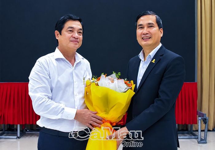 Phó Chủ tịch UBND tỉnh Cà Mau Huỳnh Chí Nguyện tặng hoa chúc mừng Công ty Cổ phần Dịch vụ Du lịch Công tử Bạc Liêu.