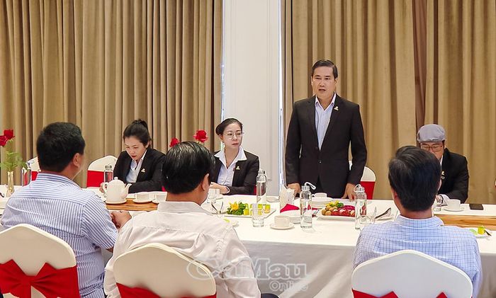 Ông Mai Hoàng Việt, Giám đốc Công ty Cổ phần Dịch vụ Du lịch Công tử Bạc Liêu, báo cáo tình hình hoạt động, kinh doanh của đơn vị.