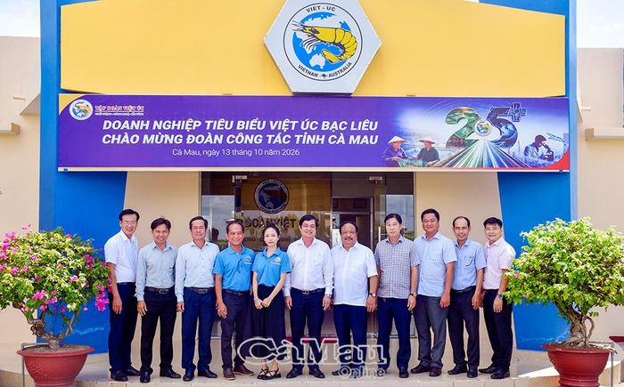 Đoàn công tác chụp ảnh lưu niệm tại Công ty Cổ phần Việt Úc Bạc Liêu.
