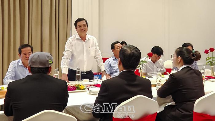 Đồng chí Huỳnh Chí Nguyện, Phó Chủ tịch UBND tỉnh Cà Mau, thăm hỏi, chúc mừng ban lãnh đạo và người lao động Công ty Cổ phần Dịch vụ Du lịch Công tử Bạc Liêu.