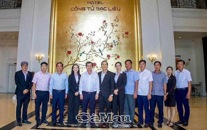 Đồng chí Huỳnh Chí Nguyện, Phó Chủ tịch UBND tỉnh, cùng lãnh đạo các sở, ngành chụp ảnh lưu niệm tại sảnh khách sạn Công tử Bạc Liêu.