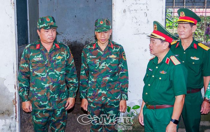 Thiếu tướng Nguyễn Văn Ngành thăm hỏi, động viên cán bộ, chiến sĩ Đội tìm kiếm, quy tập hài cốt liệt sĩ (lâm thời), biểu dương tinh thần trách nhiệm trong thực hiện nhiệm vụ.