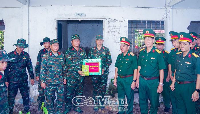 Thiếu tướng Nguyễn Văn Ngành tặng quà, động viên cán bộ, chiến sĩ Đội tìm kiếm, quy tập hài cốt liệt sĩ (lâm thời).