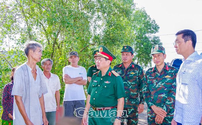 Thiếu tướng Nguyễn Văn Ngành và Bí thư Đảng uỷ Xã Hồ Thị Kỷ Nguyễn Minh Nhẫn (bìa phải), trao đổi với các nhân chứng lịch sử, tiếp nhận thông tin phục vụ công tác tìm kiếm, quy tập hài cốt liệt sĩ.