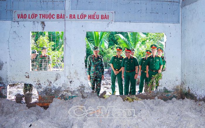 Thiếu tướng Nguyễn Văn Ngành, Chỉ huy trưởng Bộ CHQS tỉnh Cà Mau (thứ ba từ trái sang), kiểm tra các vị trí tìm kiếm, quy tập hài cốt liệt sĩ tại khu vực nghĩa trang tạm Cầu Chữ Y, Xã Hồ Thị Kỷ.