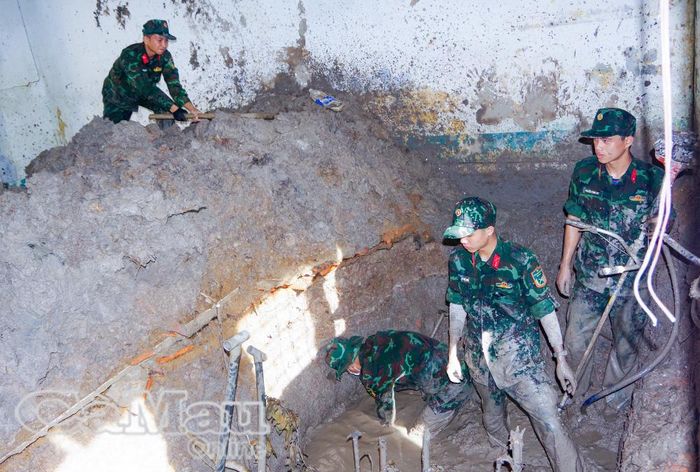 Cán bộ, chiến sĩ Đội tìm kiếm, quy tập hài cốt liệt sĩ (lâm thời) tích cực triển khai nhiệm vụ tại khu vực nghĩa trang tạm Cầu Chữ Y.