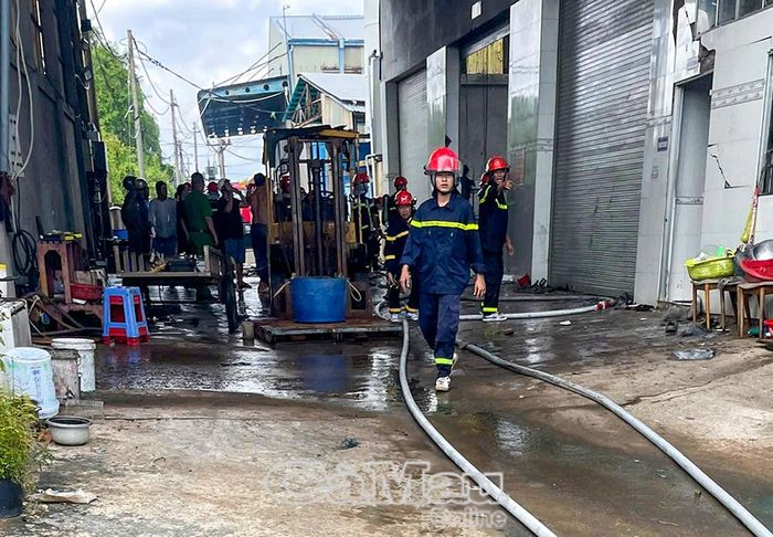 Các lực lượng phối hợp khống chế đám cháy tại kho Công ty Đại Phát.