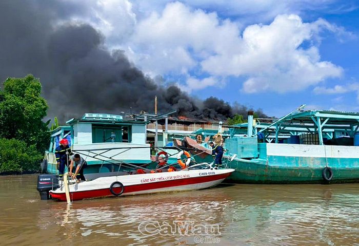  Lực lượng chữa cháy tận dụng nguồn nước sông Gành Hào, triển khai vòi phun dập lửa, ngăn đám cháy lan rộng.