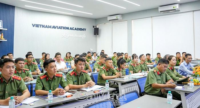 Cán bộ ANHK tham gia khoá đào tạo chuyên sâu về nghiệp vụ an ninh soi chiếu tại Học viện Hàng không Việt Nam.