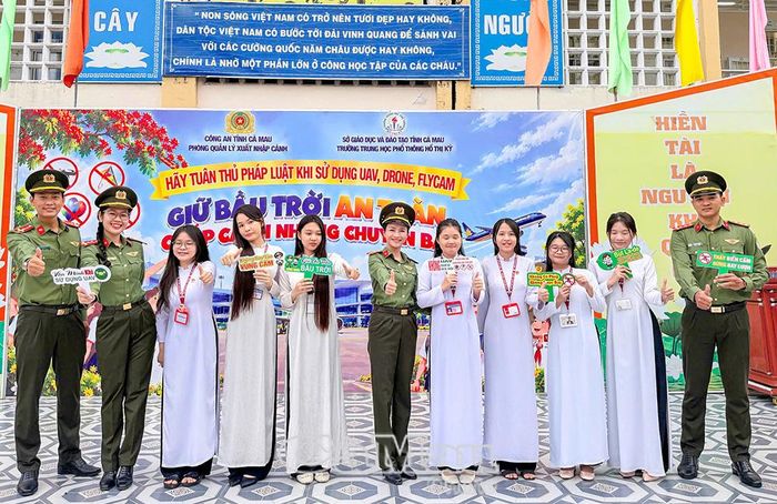 Cán bộ Đội An ninh hàng không tuyên truyền pháp luật về thiết bị bay không người lái (UAV) tại Trường THPT Hồ Thị Kỷ.