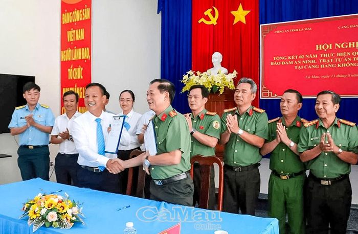 Đại tá Nguyễn Phúc Cường, Phó Giám đốc Công an tỉnh, và ông Phạm Thanh Lâm, Giám đốc Cảng hàng không Cà Mau (thừa uỷ quyền Tổng Giám đốc ACV), tại lễ ký kết Quy chế phối hợp mới.