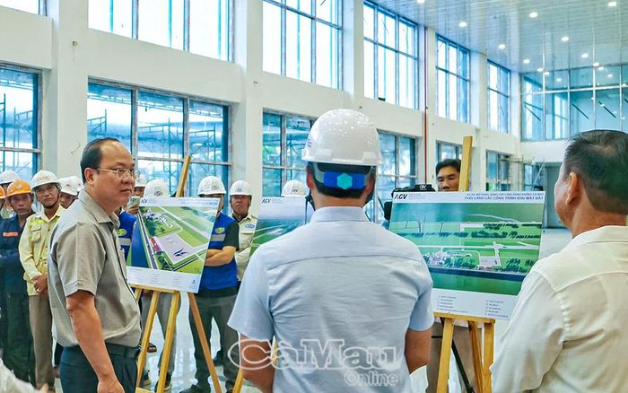 Đồng chí Nguyễn Hồ Hải, Bí thư Tỉnh uỷ Cà Mau (bìa trái), đến thăm, kiểm tra tình hình triển khai Dự án “Mở rộng, nâng cấp Cảng hàng không Cà Mau” vào ngày 4/9 vừa qua.