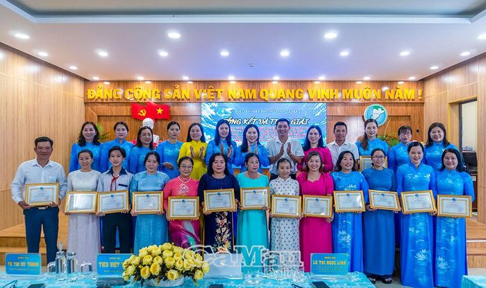 Bà Lê Thị Ngọc Linh, Phó Chủ tịch Uỷ ban MTTQ Việt Nam tỉnh Cà Mau, Chủ tịch Hội LHPN tỉnh và ông Bùi Minh Hải, Phó Chủ tịch Uỷ ban MTTQ Việt Nam tỉnh Cà Mau (hàng sau, thứ sáu từ phải sang), chụp ảnh lưu niệm cùng các tập thể, cá nhân đoạt giải.
