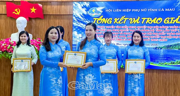 Bà Lê Thị Ngọc Linh, Phó Chủ tịch Uỷ ban MTTQ Việt Nam tỉnh Cà Mau, Chủ tịch Hội LHPN tỉnh (thứ hai từ trái sang), trao giải Nhất tập thể cho Hội LHPN phường Tân Thành.