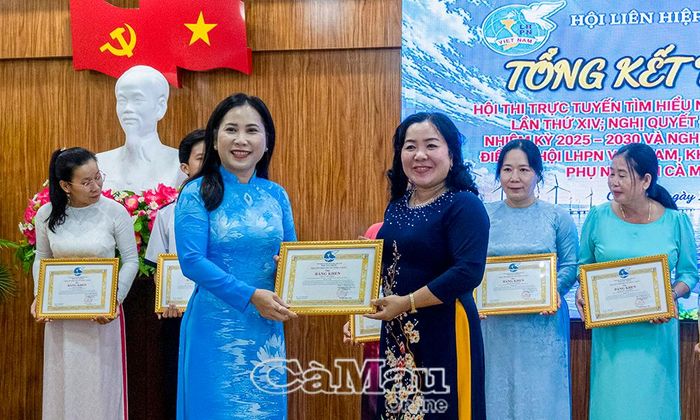 Bà Lê Thị Ngọc Linh, Chủ tịch Hội LHPN tỉnh, trao giải Nhất cho bà Lữ Thuý Diễm, giáo viên Trường Mầm non Bình Minh, phường Hoà Thành.