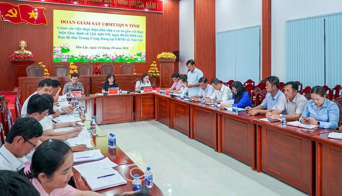 Đại diện xã Tân Lộc báo cáo về công tác tuyên truyền, quán triệt và triển khai thực hiện Quy định số 124 của Ban Bí thư Trung ương Đảng.
