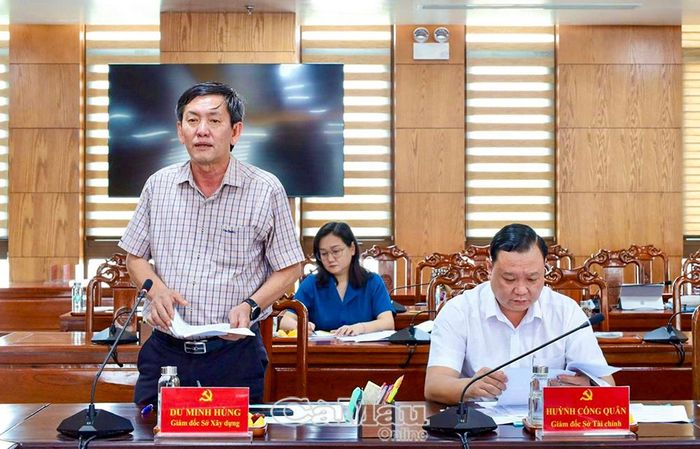  Ông Dư Minh Hùng, Giám đốc Sở Xây dựng tỉnh Cà Mau, báo cáo những khó khăn, vướng mắc trong quá trình xử lý nhà, đất dôi dư.