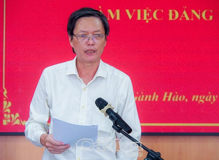 Đồng chí Nguyễn Huy Dũng, Bí thư Đảng uỷ xã Gành Hào nêu một số kiến nghị tại buổi làm việc.