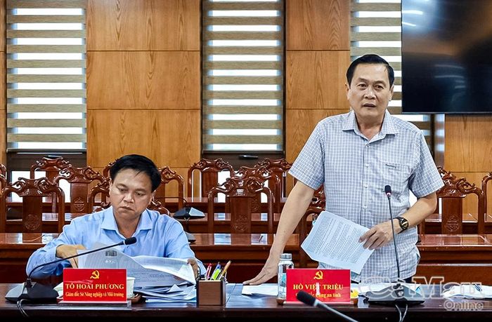 Thiếu tướng Hồ Việt Triều, Giám đốc Công an tỉnh Cà Mau, thảo luận phương án xử lý các vụ việc tồn đọng.