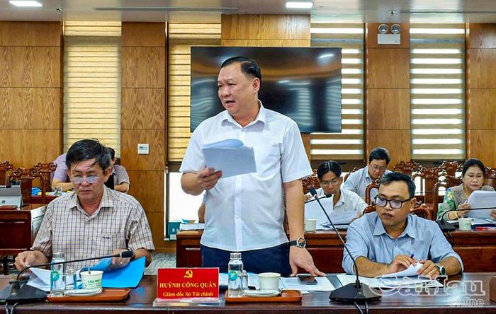 Ông Huỳnh Công Quân, Giám đốc Sở Tài chính, báo cáo tiến độ rà soát, xử lý các dự án còn khó khăn, vướng mắc.
