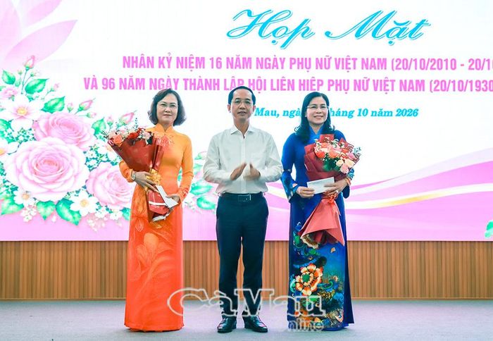 Đồng chí Hồ Thanh Thuỷ, Phó Bí thư Tỉnh uỷ, Chủ tịch Uỷ ban MTTQ Việt Nam tỉnh Cà Mau, tặng hoa và quà chúc mừng các đại biểu nữ.
