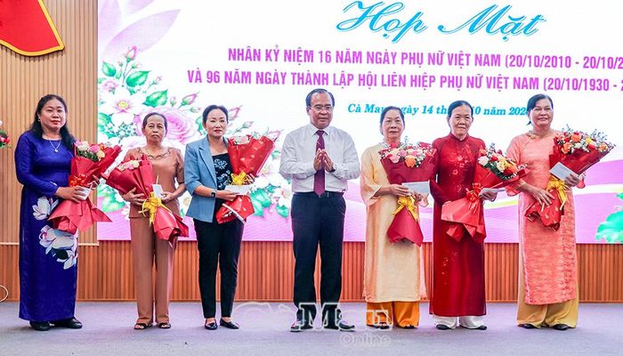  Đồng chí Nguyễn Minh Luân, Uỷ viên Ban Thường vụ Tỉnh uỷ, Phó Chủ tịch UBND tỉnh, tặng hoa và quà chúc mừng các đại biểu nữ dự họp mặt.