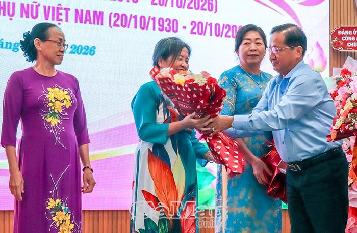  Đồng chí Lê Thanh Triều, Uỷ viên Ban Thường vụ Tỉnh uỷ, Phó Chủ tịch Thường trực Uỷ ban MTTQ Việt Nam tỉnh Cà Mau, tặng hoa và quà chúc mừng các đại biểu nữ.