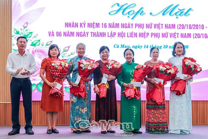  Đồng chí Trần Hữu Phước, Uỷ viên Ban Thường vụ Tỉnh uỷ, Trưởng Ban Nội chính Tỉnh uỷ, tặng hoa và quà chúc mừng các đại biểu nữ.