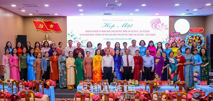  Các đại biểu nữ chụp ảnh lưu niệm cùng lãnh đạo tỉnh tại buổi họp mặt.