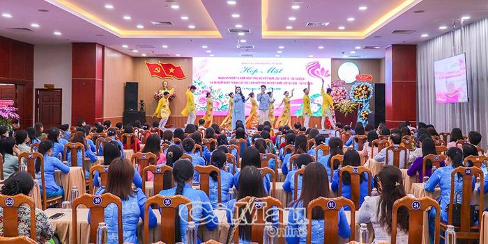 Nhiều tiết mục văn nghệ đặc sắc tạo không khí vui tươi tại buổi họp mặt.