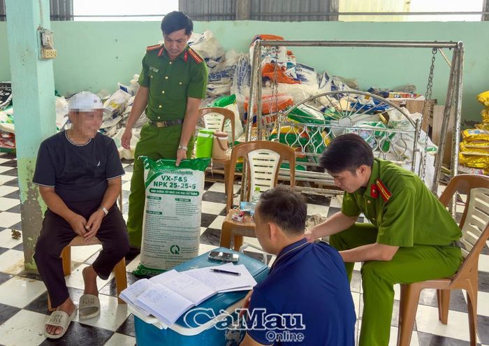 Lực lượng chức năng làm việc với Hứa Văn Chọn (áo đen).