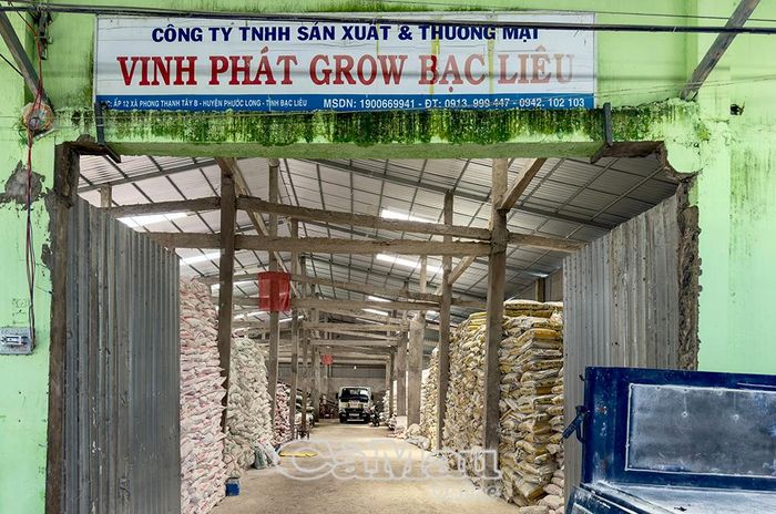 Kho chứa hàng thành phẩm và nguyên liệu phục vụ sản xuất phân bón giả tại công ty của Hứa Văn Chọn.